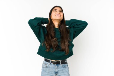 Mor arka planda izole edilmiş genç Hintli kadın kendini güvende hissediyor, elleri başının arkasında..