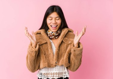 Genç Asyalı kadın çok gülerdi. Mutluluk kavramı.