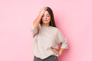 Kafkasyalı genç bir kadın yalnız poz veriyor. Bir şeyi unutuyor. Alnına avuç içi ile vuruyor ve gözlerini kapıyor..