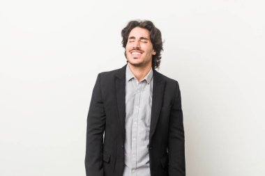 Beyaz bir geçmişi olan genç bir iş adamı gülüyor, gözlerini kapatıyor, rahat ve mutlu hissediyor..