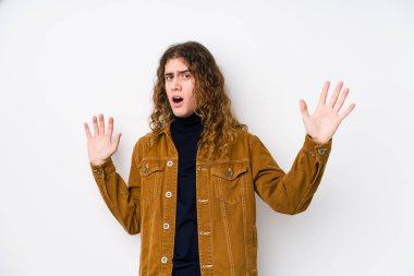 Uzun saçlı adam yaklaşan bir tehlike yüzünden şoka girmiş gibi görünüyor.