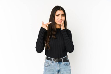 Mor arka planda izole edilmiş genç Hintli kadın güçlü bir diş ağrısı, azıdişi ağrısı var..