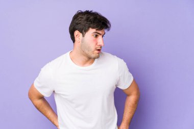 Mor arka planda izole edilmiş genç adam gördüğü bir şey yüzünden şoka uğruyor..