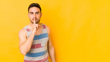 Sarı fırında izole edilmiş genç beyaz bir adam bir sır saklıyor ya da sessizlik istiyor..