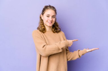 Mor arka planda beyaz bir kadın. Elinde bir fotokopi odası tutarken heyecanlanıyor..