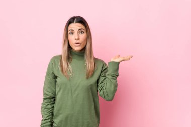 Kafkasyalı genç bir kadın, avucunun içinde fotokopi yeri tutmaktan etkilenmiş..