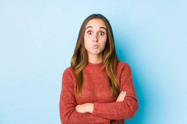 Kafkasyalı genç bir kadın yalnız poz veriyor. Yüzünde yorgun bir ifade var. Yüz ifadesi kavramı.