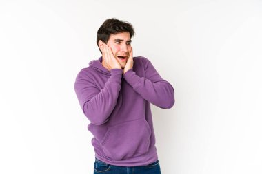 Genç adam beyaz arka planda yalnız korkmuş ve korkmuş..