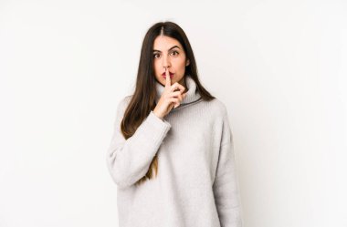 Beyaz arka planda izole edilmiş beyaz bir kadın bir sır saklıyor ya da sessizlik istiyor..