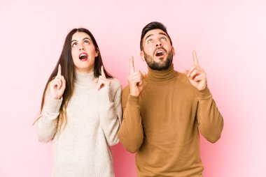 Kafkasyalı genç çift, ağızları açık, üst tarafı işaret ediyorlar..