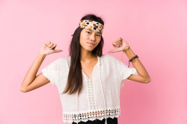 Genç Çinli izole edilmiş hippi gururlu ve kendinden emin hissediyor, örnek olarak..