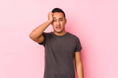 Pembe arka planda poz veren yog latin adam şok oldu, önemli bir toplantıyı hatırladı..