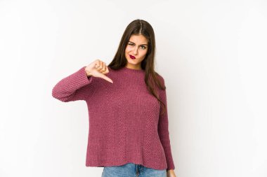 Beyaz arka planda izole genç beyaz kadın baş parmağını aşağı gösteriyor, hayal kırıklığı konsepti.