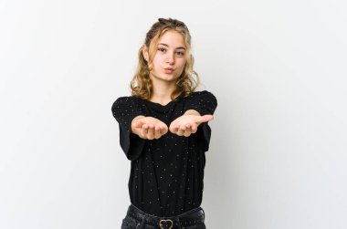 Beyaz sırtında beyaz bir kadın dudaklarını kıvırıyor ve hava öpücüğü vermek için avuç içi tutuyor..