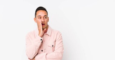 Yalnız poz veren genç latin adam gizli bir sıcak fren haberinden bahsediyor.