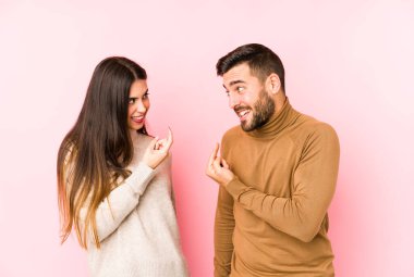 Kafkasyalı genç bir çift seni işaret ederek izole etti. Sanki seni davet ediyormuş gibi..