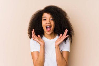 Genç Afrikalı Amerikalı kadın şaşırdı ve şok oldu..