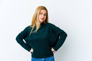 Beyaz arka planda izole edilmiş genç sarışın kadın hedeflere ve amaçlara ulaşma hayali kuruyor.