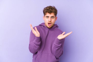 Sarışın, kıvırcık saçlı, beyaz tenli, izole edilmiş, şaşırmış ve şok olmuş bir adam..