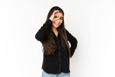 Mor arka planda izole edilmiş genç Hintli kadın heyecanlıydı..