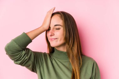 Kafkasyalı genç bir kadın yalnız poz veriyor. Bir şeyi unutuyor. Alnına avuç içi ile vuruyor ve gözlerini kapıyor..