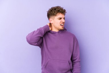 Sarışın, kıvırcık saçlı, beyaz bir adam sabit yaşam tarzından dolayı boyun ağrısı çekiyor..