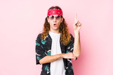 Kafkasyalı genç hippi bir adamın harika bir fikri, yaratıcılık kavramı var..