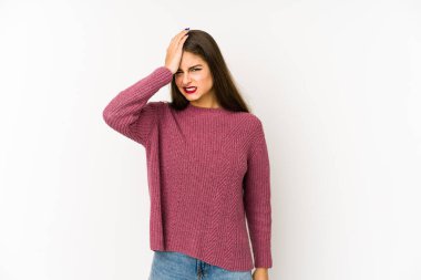 Beyaz arka planda izole edilmiş genç beyaz kadın yorgun ve uykulu ellerini başının üstünde tutuyor..