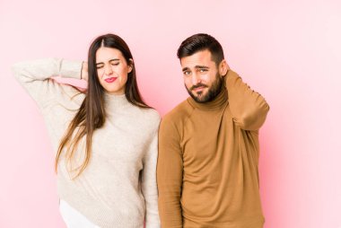 Kafkasyalı genç çift, sakin bir yaşam tarzından dolayı boyun ağrısından izole edilmiş..