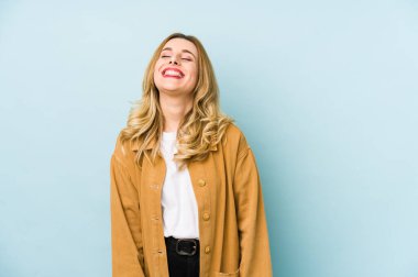 Sarışın, güzel, izole edilmiş, mutlu, gevşemiş, gülen, boynunu uzatmış dişlerini gösteren bir kadın..