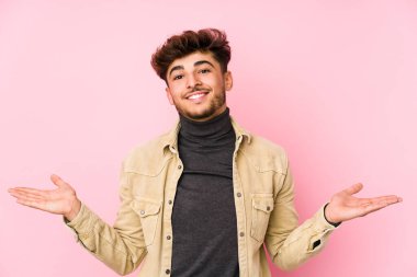 Arka planda poz veren genç bir Arap hoş bir ifade sergiliyor..