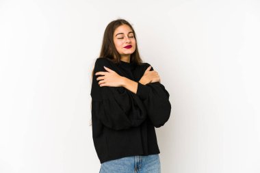 Beyaz arka planda izole edilmiş genç beyaz kadın. Kucaklaşma, kaygısız gülümseme ve mutluluk..