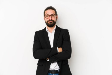 Beyaz arka planda izole edilmiş beyaz bir iş adamı kameraya alaycı bir ifadeyle bakıyor..