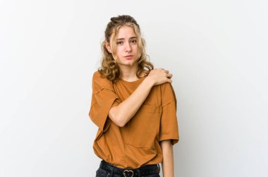 Beyaz sırtlı beyaz bir kadın omuz ağrısı çekiyor..