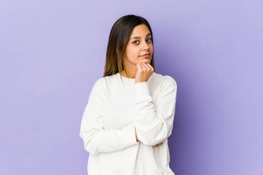 Mor arka planda izole edilmiş genç bir kadın şüpheli, belirsiz, seni muayene ediyor..