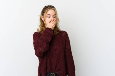 Beyaz arka plandaki genç beyaz kadın. Elle ağzını kapatan bir fotokopi odasına bakıyor..