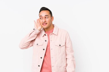 Genç latin adam yalnız poz veriyor. Dedikoduları dinlemeye çalışıyor..