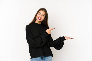 Beyaz arka planda izole edilmiş beyaz tenli genç bir kadın, elinde bir fotokopi alanı tutarken heyecanlanıyor..