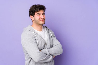 Mor arka planda izole edilmiş genç bir adam şüpheli, belirsiz, seni muayene ediyor..