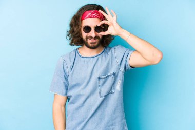 Genç, uzun saçlı, festival hippisi gibi giyinmiş. Heyecanlı görün..