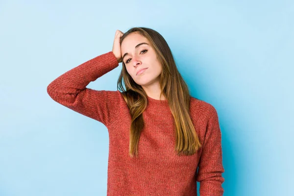 Joven Mujer Caucásica Posando Aislada Cansada Muy Somnolienta Manteniendo Mano —  Fotos de Stock