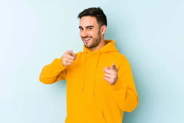 Joven Hombre Caucásico Aislado Sobre Fondo Azul Apuntando Hacia Delante — Foto de Stock