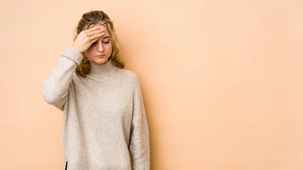 Jonge Blanke Vrouw Geïsoleerd Beige Achtergrond Met Een Hoofdpijn Aanraken — Stockfoto