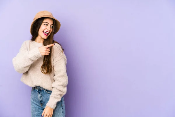 Joven Mujer Caucásica Aislada Sobre Fondo Púrpura Mira Lado Sonriente —  Fotos de Stock