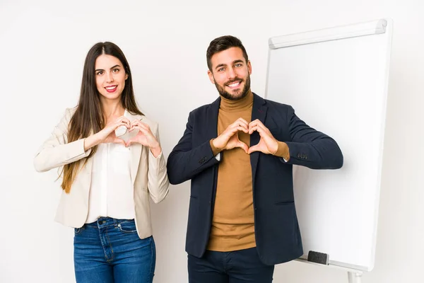 Jovem Casal Negócios Caucasiano Isolado Sorrindo Mostrando Uma Forma Coração — Fotografia de Stock