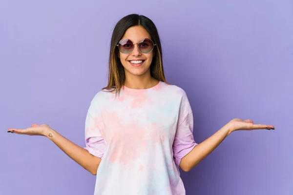 Young Hippie Woman Isolated Purple Background Makes Scale Arms Feels — Stock Photo, Image