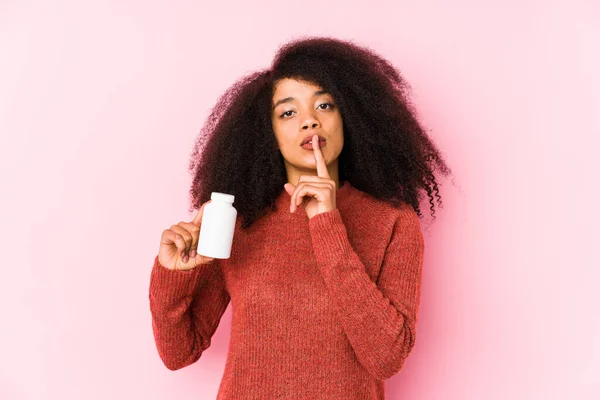 Ung Afro Kvinna Som Håller Vitaminer Isolerade Ung Afro Kvinna — Stockfoto