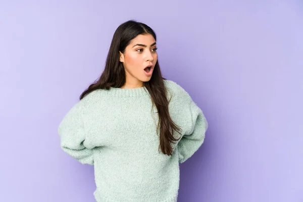 Jovem Indiana Mulher Isolado Roxo Fundo Sendo Chocado Por Causa — Fotografia de Stock