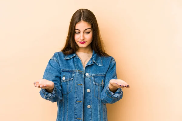 Giovane Donna Caucasica Isolato Sfondo Beige Possesso Qualcosa Con Palme — Foto Stock