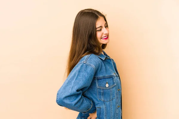 Jovem Mulher Caucasiana Isolado Bege Fundo Sofrendo Uma Dor Nas — Fotografia de Stock